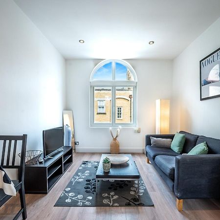 One-Bed Flat, Kensington, Bank Payment To The Host Within 24H From The Reservation Apartment London Bagian luar foto